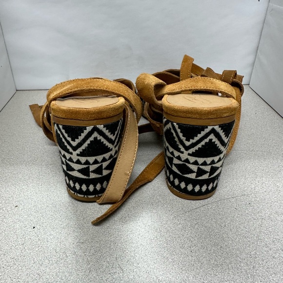 Bettye shoes heels at that. Strap up the leg. Bin#2 - Picture 2 of 4